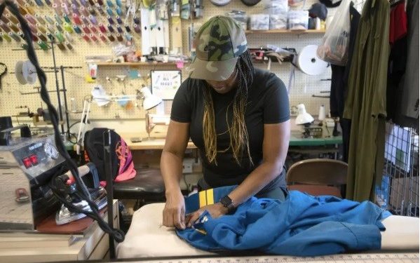 Ela costurou os trajes dos pilotos da Marinha dos EUA por 40 anos. Agora, uma grande empresa assumiu o serviço