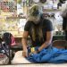 Ela costurou os trajes dos pilotos da Marinha dos EUA por 40 anos. Agora, uma grande empresa assumiu o serviço