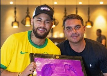 Em São Januário, Flávio Bolsonaro brinca com Neymar no vestiário: 'O combinado é ele fazer um gol e Vasco, dois ou três'