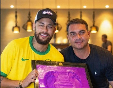 Em São Januário, Flávio Bolsonaro brinca com Neymar no vestiário: 'O combinado é ele fazer um gol e Vasco, dois ou três'