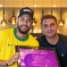 Em São Januário, Flávio Bolsonaro brinca com Neymar no vestiário: 'O combinado é ele fazer um gol e Vasco, dois ou três'
