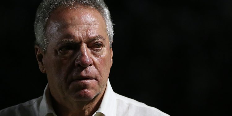 Em busca de atacante, Abel Braga avalia janela do Internacional: 'Fazendo milagre'