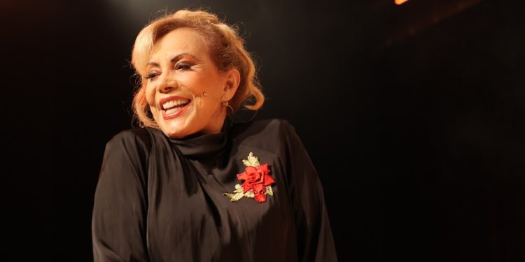Em cartaz no teatro, Arlete Salles fala sobre a busca por homem ideal: 'Fui vítima da síndrome de Cinderela'