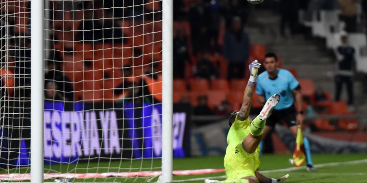 Em classificação do Fluminense, Fábio entra no top-10 de mais defesas em disputas de pênaltis na história da Libertadores