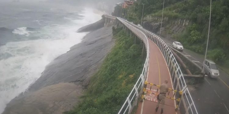 Em dia de chuva, ressaca muda paisagem da orla do Rio