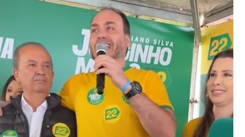 Em discurso a jato, Carlos Bolsonaro pede união da direita em meio a divergências no PL de SC