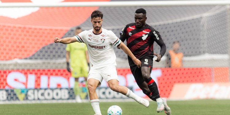 Em jogo movimentado pelo Brasileirão, Fluminense vira sobre o Athletico, mas sofre empate no fim