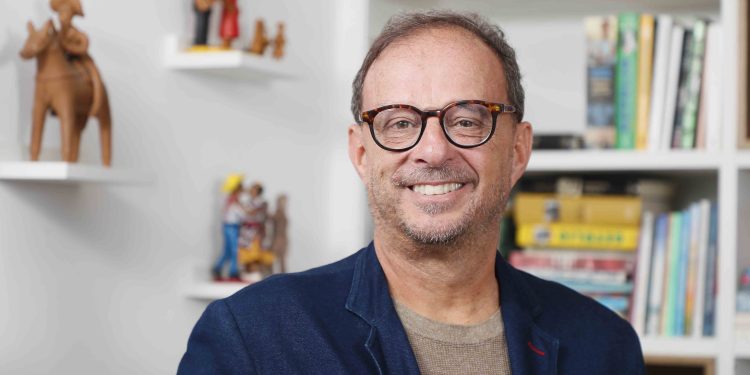Em livro, Octavio Guedes conta histórias do Padre Perereca e outros 'heróis por acaso' do Brasil