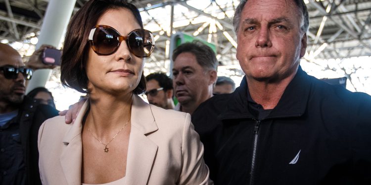 Em livro, ex-comandante revela bronca de Michelle em Bolsonaro na frente da cúpula militar