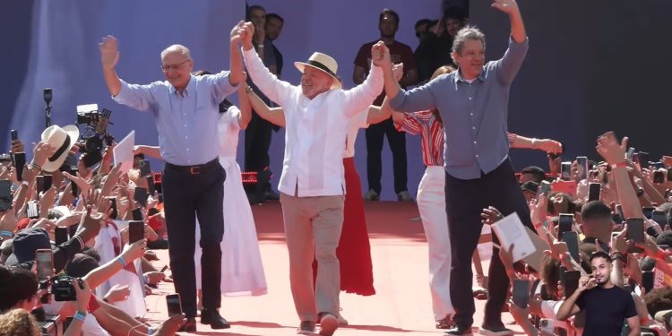 Em primeiro discurso de campanha, Haddad faz apelo às bases durante ato de Lula no ABC