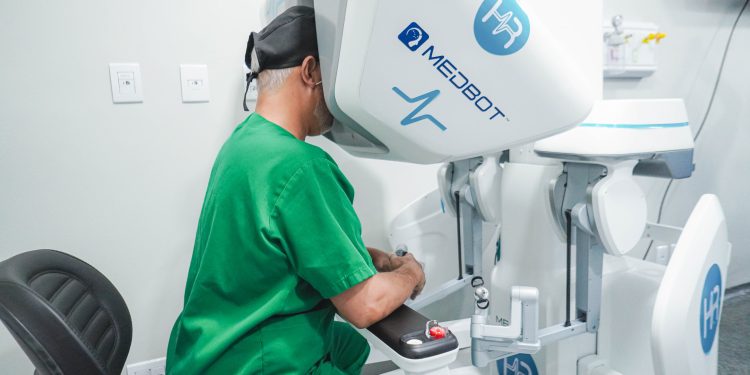 Em procedimento inédito, médico no Chile opera à distância paciente com câncer de próstata em Goiás
