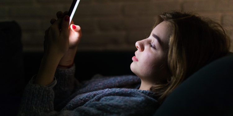 Em tempos de 'zap', pega mal telefonar? E como mandar áudio sem gafe? Veja a nova etiqueta do celular