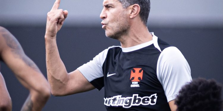 Embalado pelas Copas, Vasco busca primeira vitória no Brasileirão com Pedro Emanuel diante do Bahia