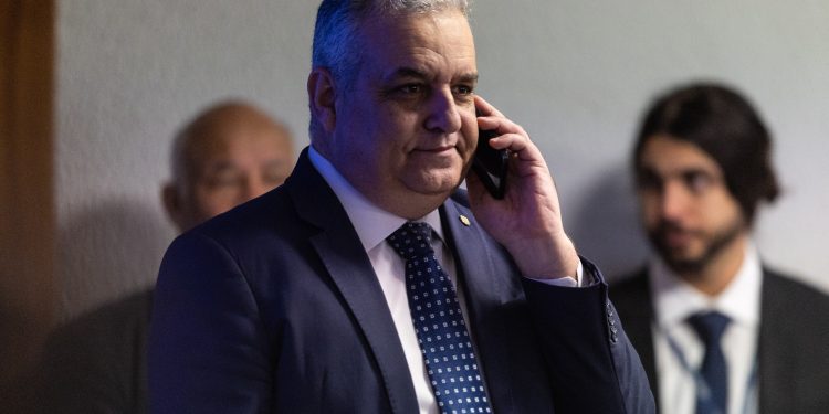 Emenda de R$ 6,2 milhões de vice de Flávio Bolsonaro sumiu em conta de prefeitura aliada, aponta TCU
