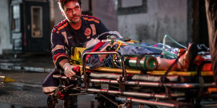 Emilio Dantas fala do papel de cirurgião com transtorno bipolar em 'Emergência 53', nova série médica do Globoplay