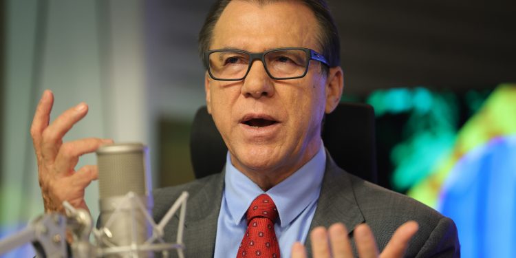 Empresa de VA e VR que não cumprir limite de taxa será descredenciada, diz ministro do Trabalho