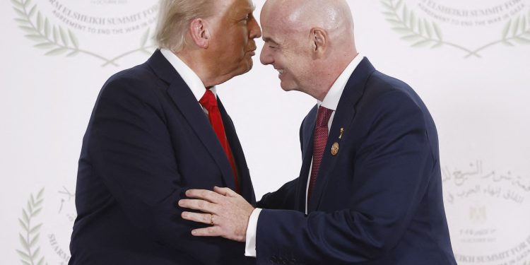 Entenda como proximidade com Trump ampliou crise de Infantino e ajudou a desencadear reação da Uefa
