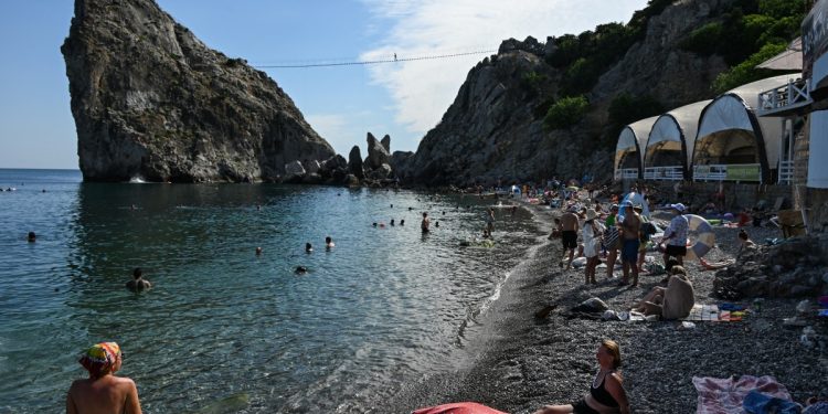 Entre drones, apagões e banhos de mar, Crimeia vive um verão de aparente normalidade em meio à guerra