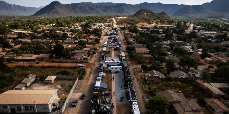 Entre galinhas, barracas e motores: Sertões transforma bairro em ‘cidade’ de Cavalcante após primeira etapa