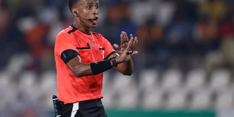 Entre solidariedade e disputa entre Uefa e Fifa, árbitro somali vetado da Copa apitará Supercopa da Europa