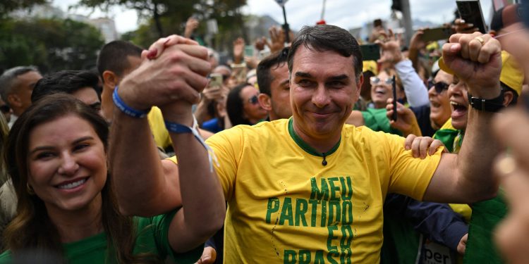 Equipe de Flávio prepara novos conteúdos para campanha explorar relação entre Lulinha e lobista