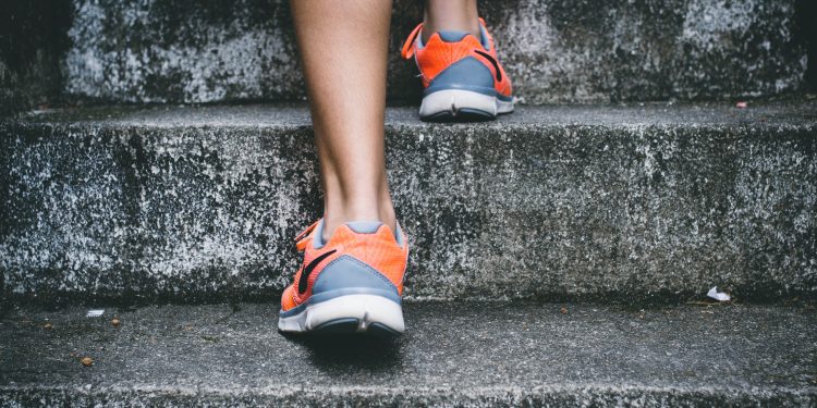 Escadas ou caminhar? Qual exercício fortalece mais as pernas depois dos 60 anos