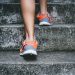 Escadas ou caminhar? Qual exercício fortalece mais as pernas depois dos 60 anos