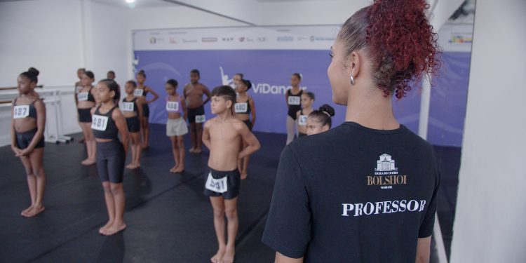 Escola do Teatro Bolshoi no Brasil realiza audições no Complexo do Alemão em busca de talentos da dança no Rio