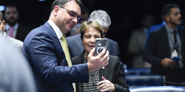 Escolha de vice complica Flavio Bolsonaro