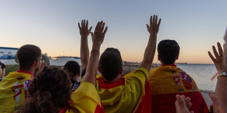 Espanha pede ajuda à UE para triagem de 5.000 migrantes em Ceuta após chamas de protestos consumirem território