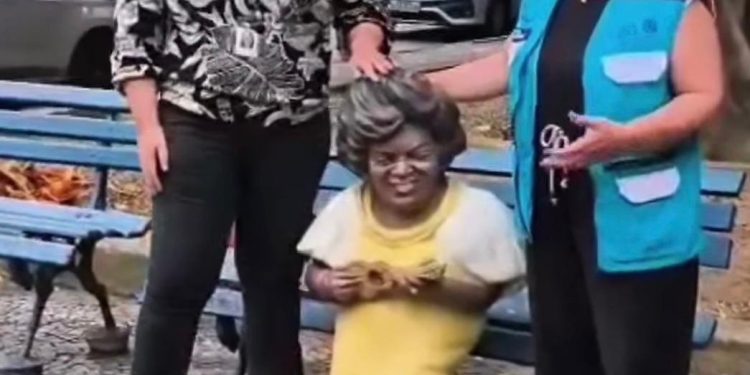 Estátua de Dona Ivone Lara furtada há meses é encontrada em estacionamento no Méier