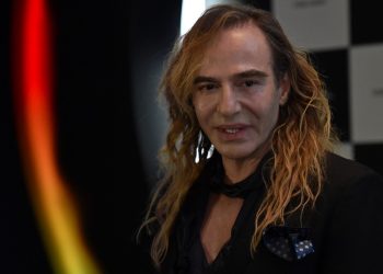 Estilista John Galliano cancela exposição no museu Met, em Nova York, após críticas por comentários antissemitas