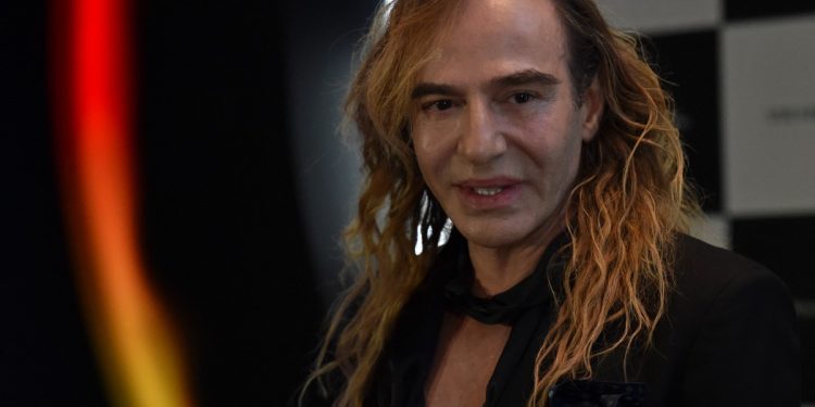 Estilista John Galliano cancela exposição no museu Met, em Nova York, após críticas por comentários antissemitas
