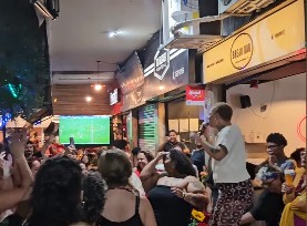 Evento que celebrava mês da visibilidade lésbica no Flamengo é interrompido após uso de gás lacrimogêneo