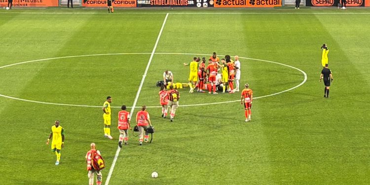 Ex-Arsenal Francis Coquelin é levado ao hospital após choque de cabeça em jogo da Ligue 2