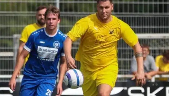 Ex-Bayern e seleção alemã, zagueiro volta a jogar três meses após se aposentar e estreia como centroavante na 9ª divisão