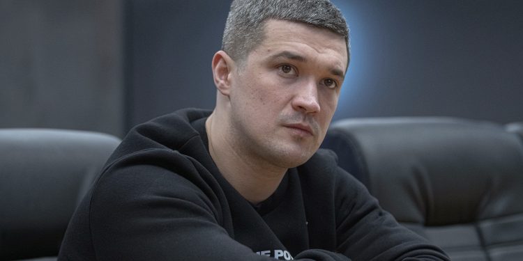 Ex-ministro da Defesa da Ucrânia defende realização de eleições em meio à guerra, em desafio a Zelensky
