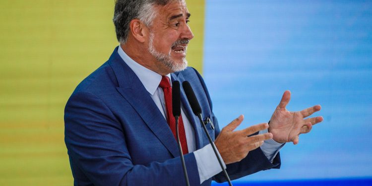 Ex-ministro e líder do governo, Pimenta declara R$ 130 mil em espécie: ‘Reserva para necessidades eventuais’
