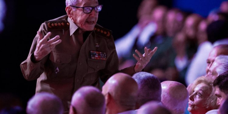 Ex-presidente de Cuba Raúl Castro reaparece em público durante homenagem ao centenário de Fidel
