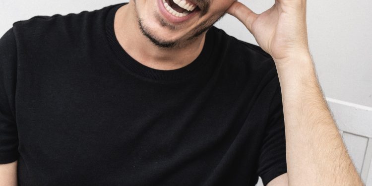 Fabio Porchat vai gravar em setembro a nova temporada de seu programa na TV portuguesa. Veja como será