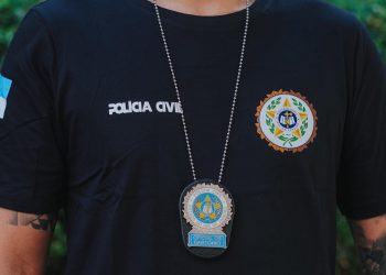 Falso policial é preso com pistola e distintivo em restaurante na Barra