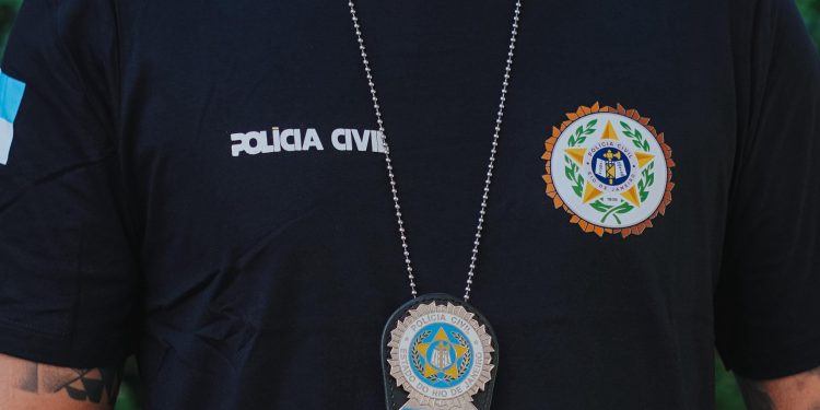 Falso policial é preso com pistola e distintivo em restaurante na Barra