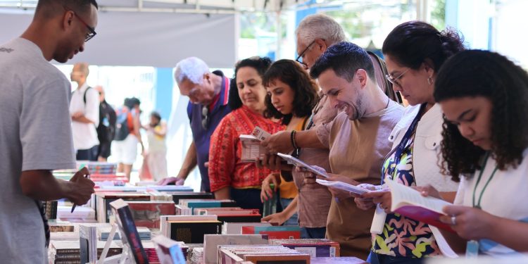 Feira literária no Maracanã homenageia centenário de Fidel Castro com totem em tamanho real