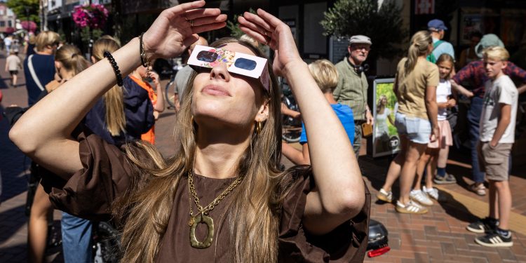 Fenômeno raro, eclipse solar na Europa tem corrida para compra de óculos especiais