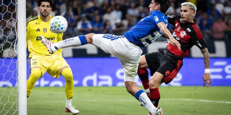 Flamengo chega aos 100 gols na temporada com 2 jogos a menos do que em 2025, mas números defensivos pioram; compare