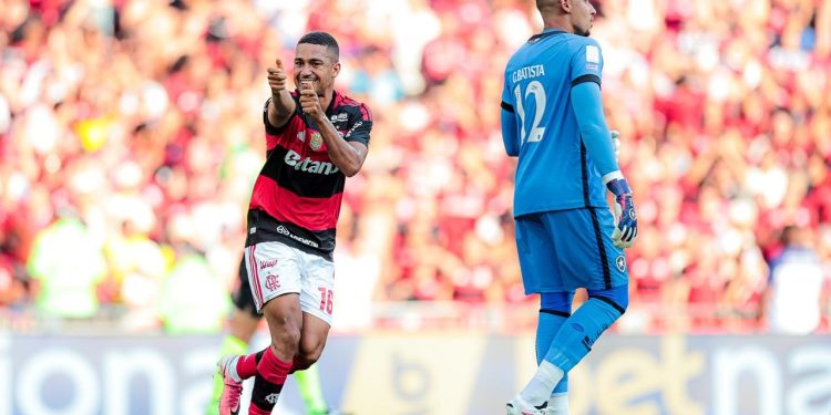 Flamengo deixa os gols para o fim e vence o Botafogo com a marca de Samuel Lino