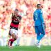 Flamengo deixa os gols para o fim e vence o Botafogo com a marca de Samuel Lino