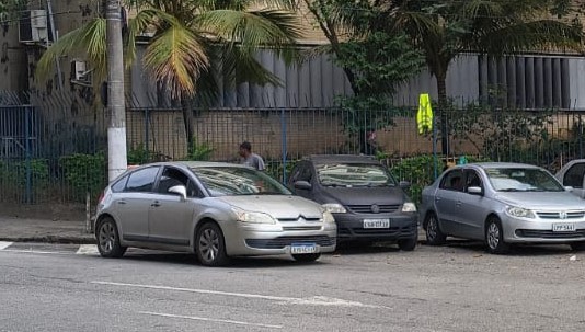 Flanelinhas atuam livremente em Niterói, apesar de operações da prefeitura