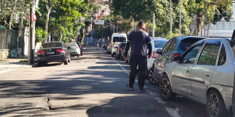 Flanelinhas seguem cobrando até R$ 40 por vagas em áreas de lazer do Rio
