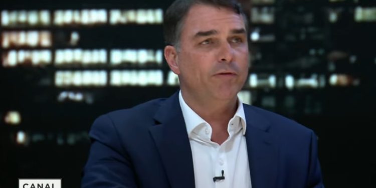 Flávio Bolsonaro afirma que vai aceitar resultado de eleição, mas pede mais 'transparência' em urna eletrônica